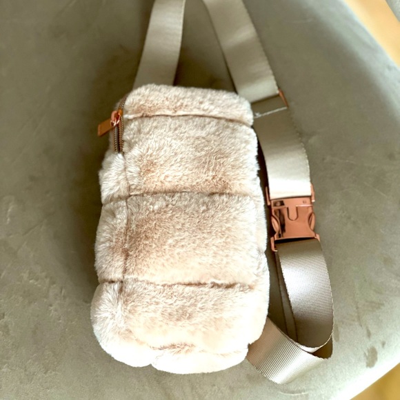 FLUFFY BELT BAG 🤍 - Picture 4 of 4